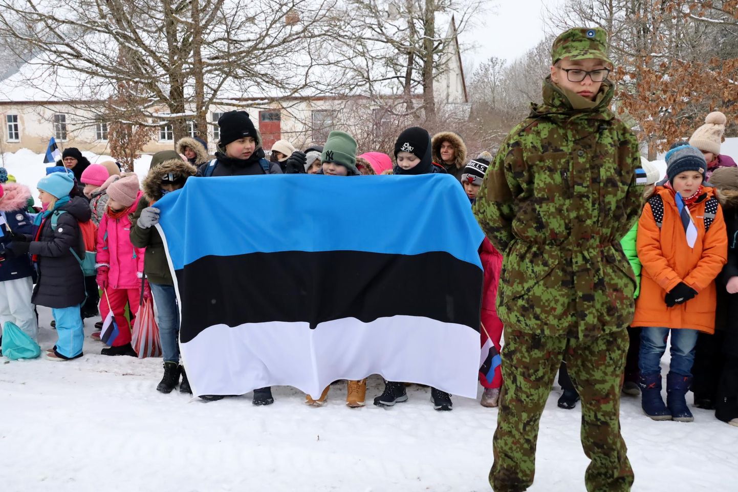 Väike-Maarja gümnaasiumi pere tähistas 23. veebruaril Väike-Maarjas asuva vabadussamba juures Eesti riigi 105. aastapäeva.