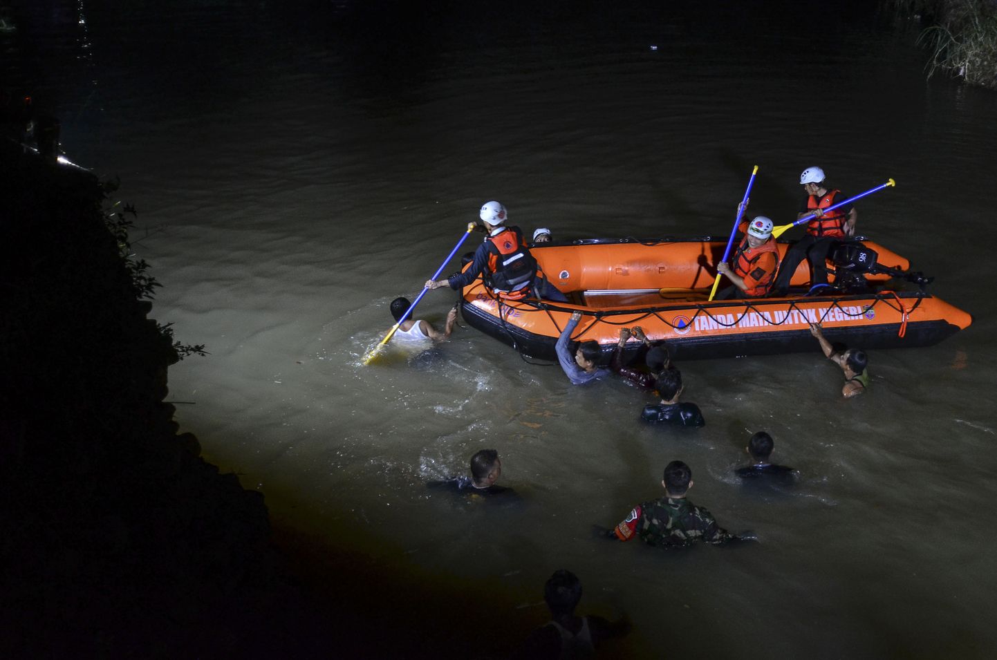 Päästjad Cileueuri jõkke kukkunud lapsi otsimas.