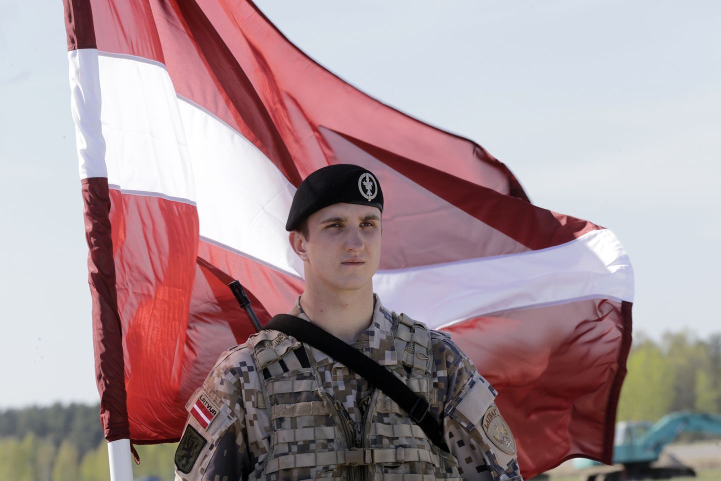 Läti sõdur lipuga.