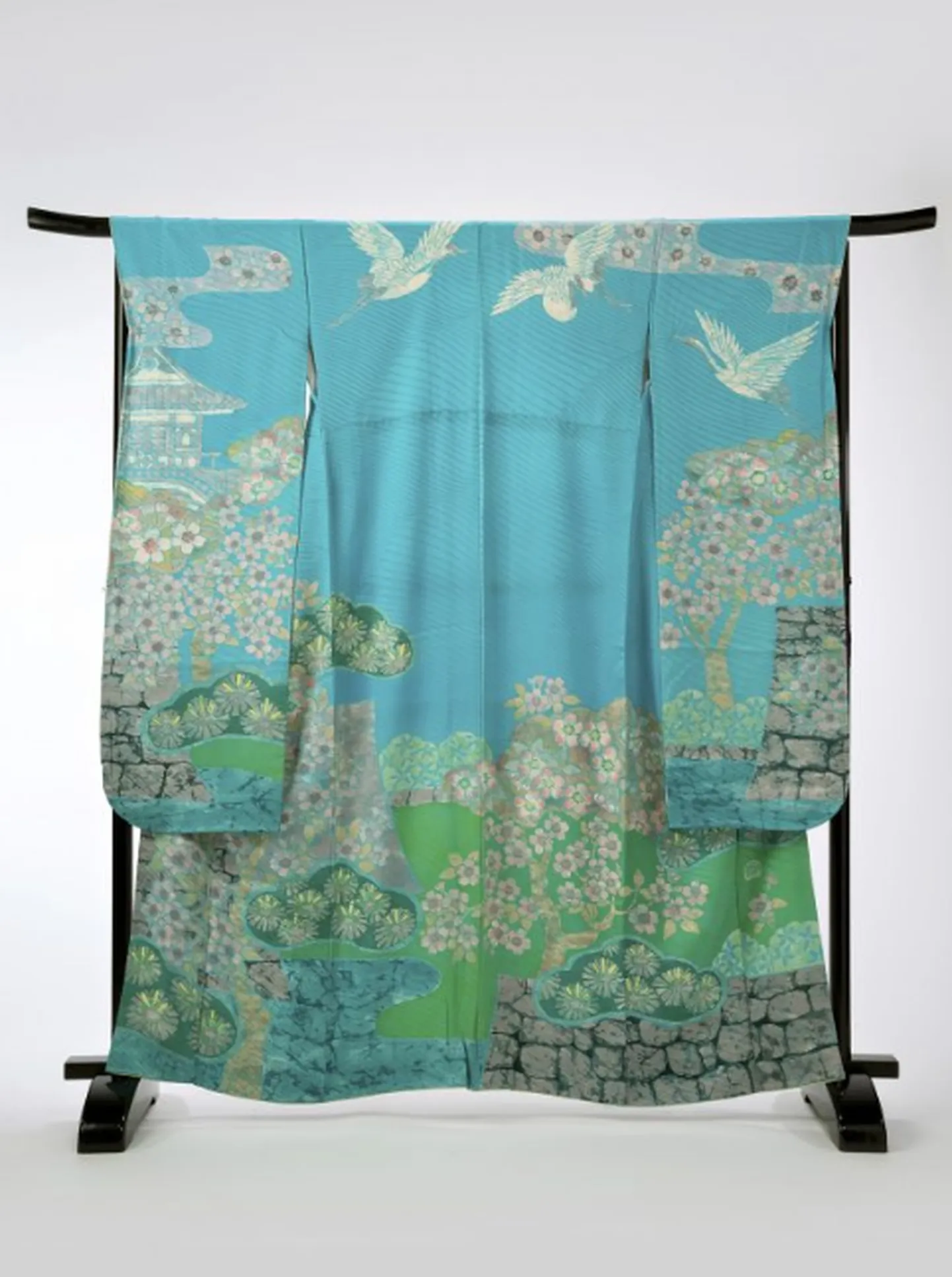 Vallalise noore naise pikkade rippuvate varukatega kimono, furisode «Loss ja kirsid».   FOTOd: Adamson-ericu Muuseum
