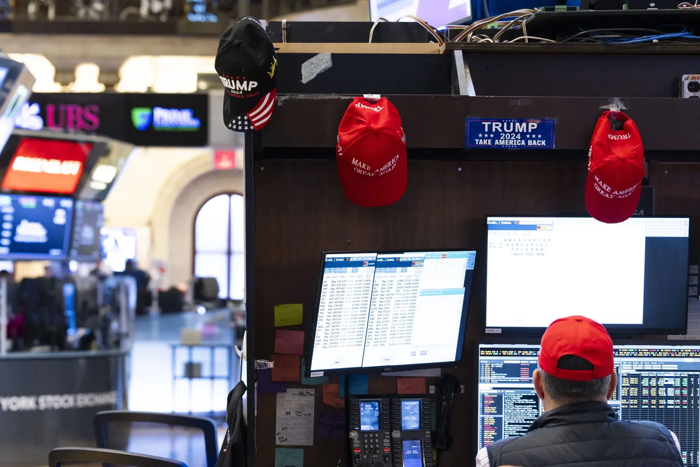 Dow Jonesi tööstuskeskmine ja teised turuindeksid tõusid täna kuni 3% pärast uudist Donald J. Trumpi valimisvõidust. Fotol kaupleja New Yorgi börsil.
