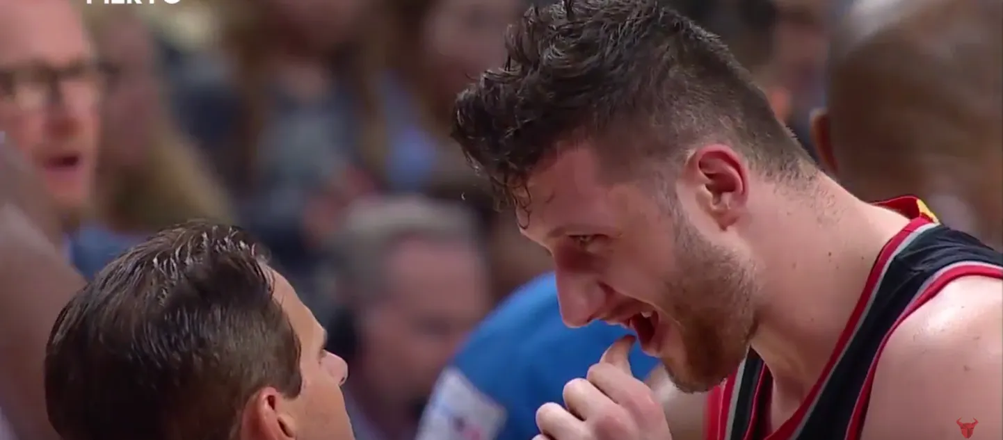 Yusuf Nurkic näitamas kohtunikule kohta, kus peaksid hambad olema.