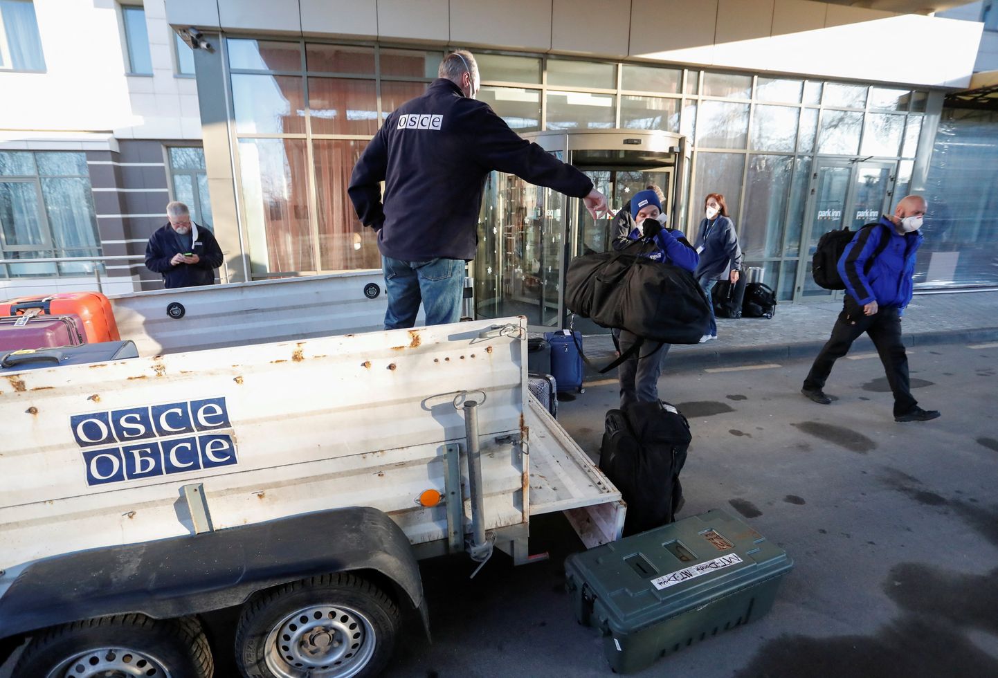 Euroopa Julgeoleku ja Koostöö Organisatsiooni (OSCE) Ida-Ukraina erivaatlusmissiooni liikmed lahkumas Donetskist.