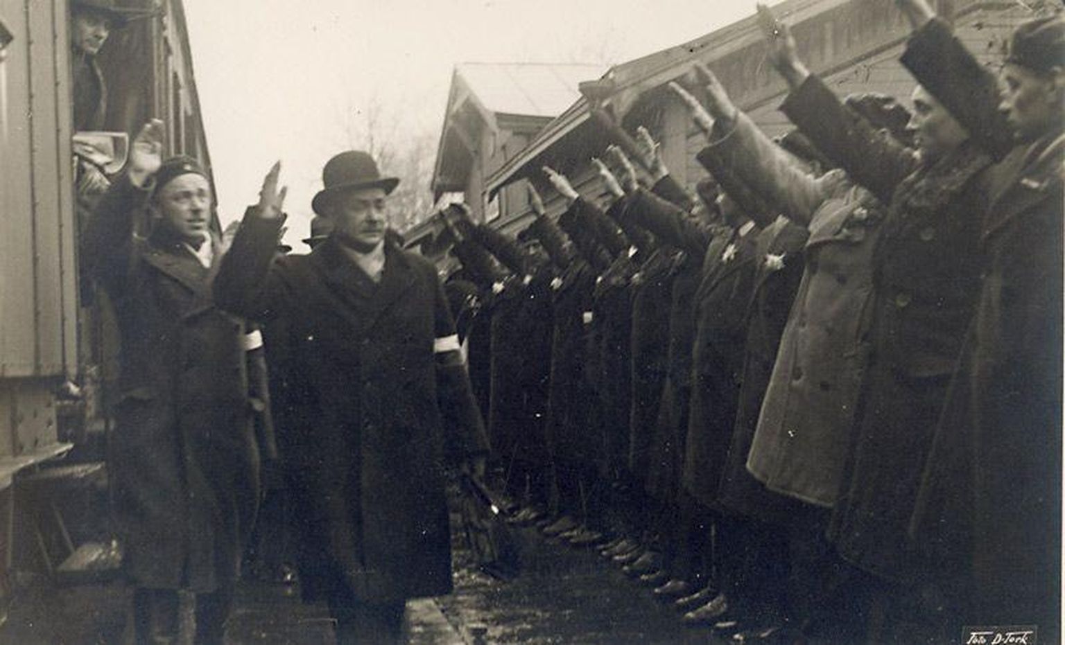 Vabadussõjalased tervitamas Võrru saabunud kindral Andres Larkat (1933).