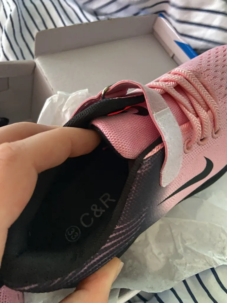 Поддельные кроссовки. Сбоку Nike, внутри C&R.