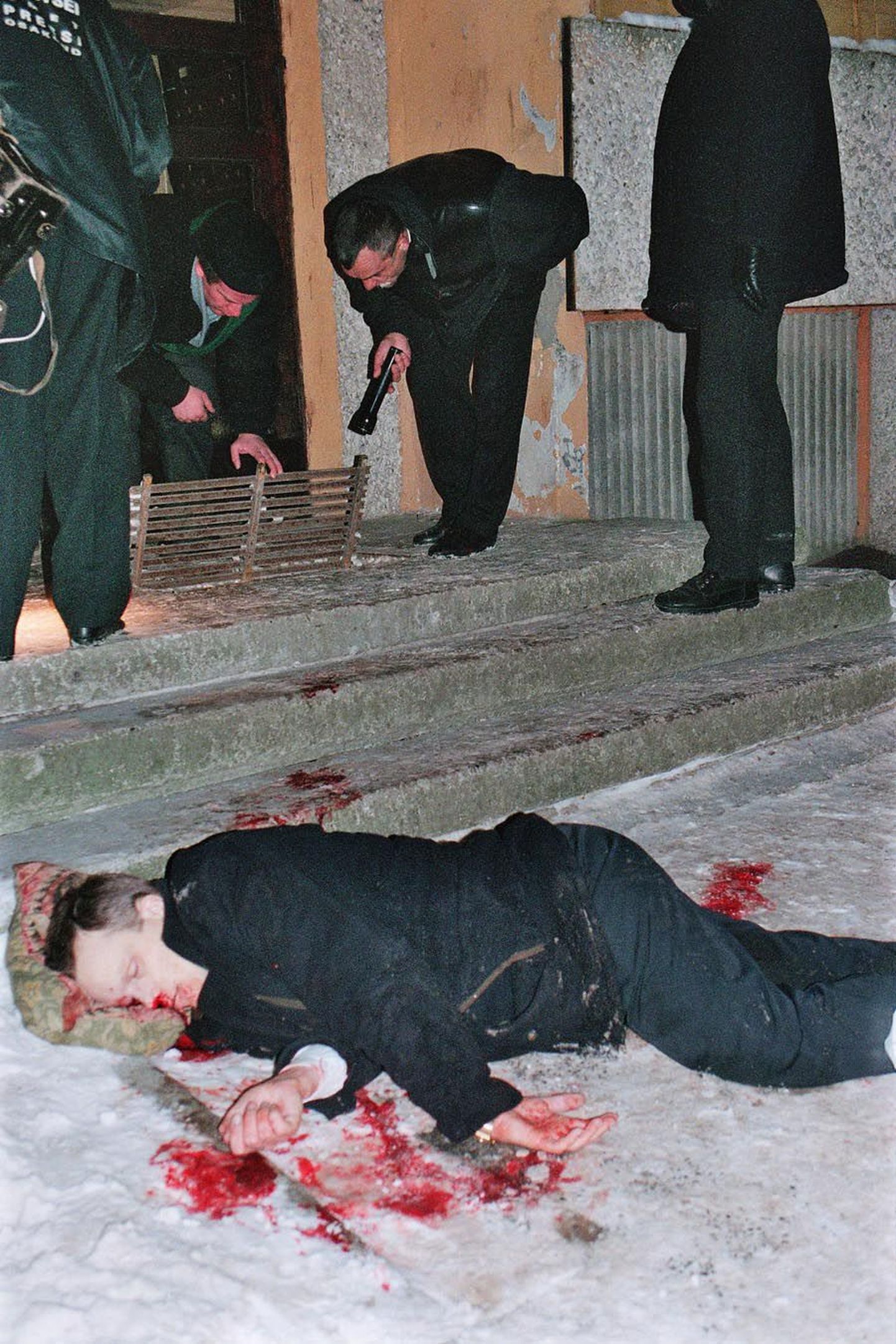 Aare Tomson lasti maha oma kodutrepikoja ees. Kuriteokohal käis ka Tallinna politsei mõrvaosakonna tollane juht Sergei Elošvili (pildil keskel).
