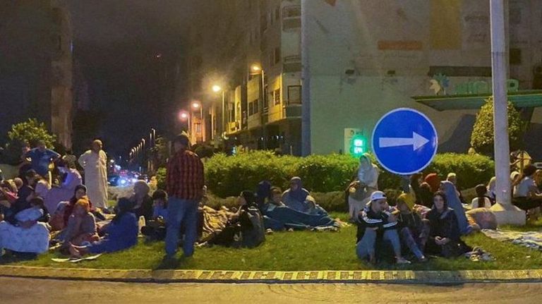 Встревоженные жители Касабланки, где также ощущалось землетрясение, покинули свои дома и остались на улицах