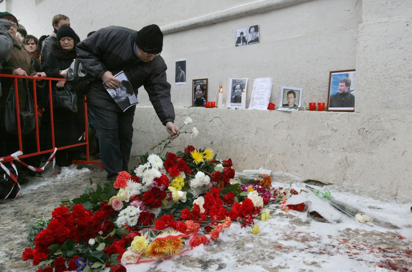 Moskvalased asetavad lilli kohale, kus eile mõrvati advokaat Stanislav Markelov ja haavati surmavalt noort ajakirjanikku.
