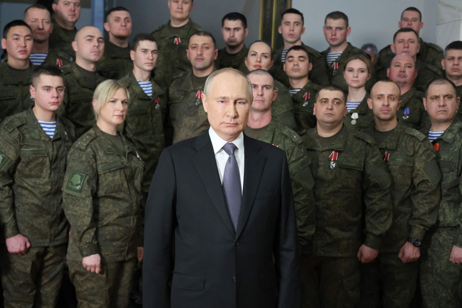 Venemaa president Vladimir Putin pidas 31. detsembril 2022 uusaastakõne Lõuna sõjaväeringkonnas Rostovis Doni ääres. Ta seljataga esimeses reas on näha blondi naist, kes võib olla ta ihukaitsja