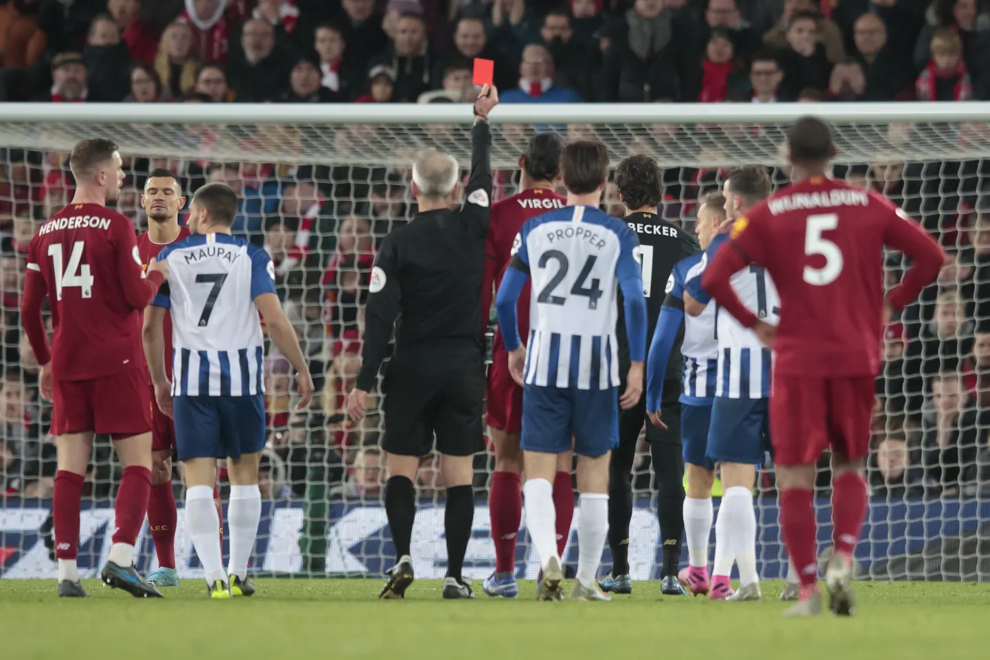 Kohtunik Martin Atkinson Alissonile punast kaarti näitamas