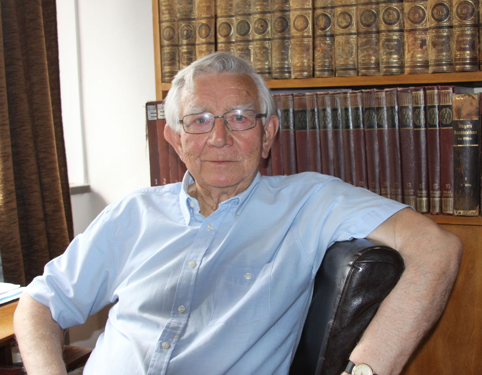 Ajaloolane Enn Tarvel oma 85. sünnipäeva eelõhtul koduse kirjutuslaua taga.