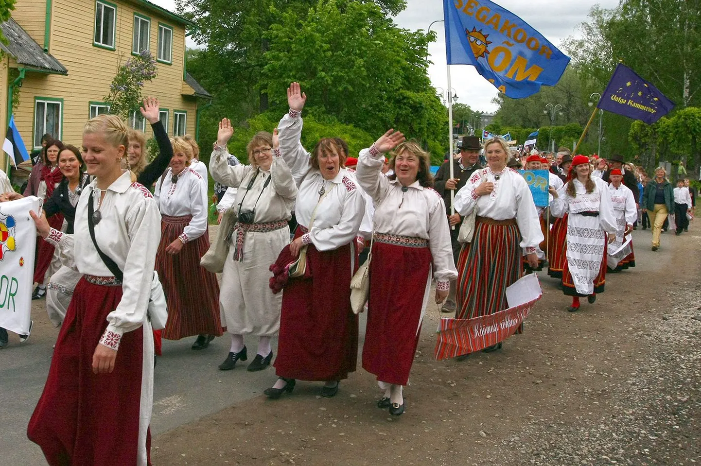 Valgamaa laulurahva suviseid rongkäike ja lauluviisikesi on kuulnud-näinud kõik. Milline saab olema talvine versioon, seda näeb juba talveöölaulupeol Pühajärve laululaval.