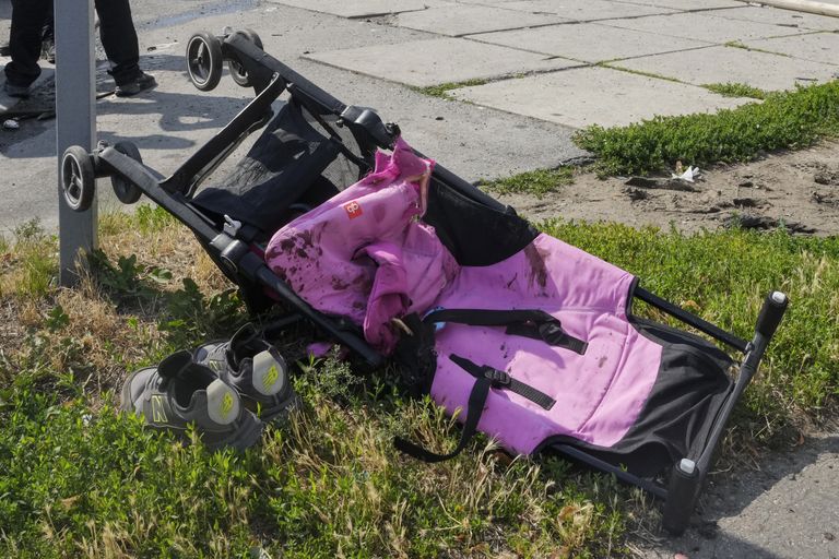 Детская коляска Лизы после обстрела в Виннице, 14 июля 2022 года