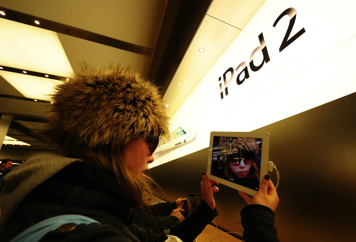 Pildil arvutisõber tutvumas uue iPadiga eelmisel reedel New Yorgis