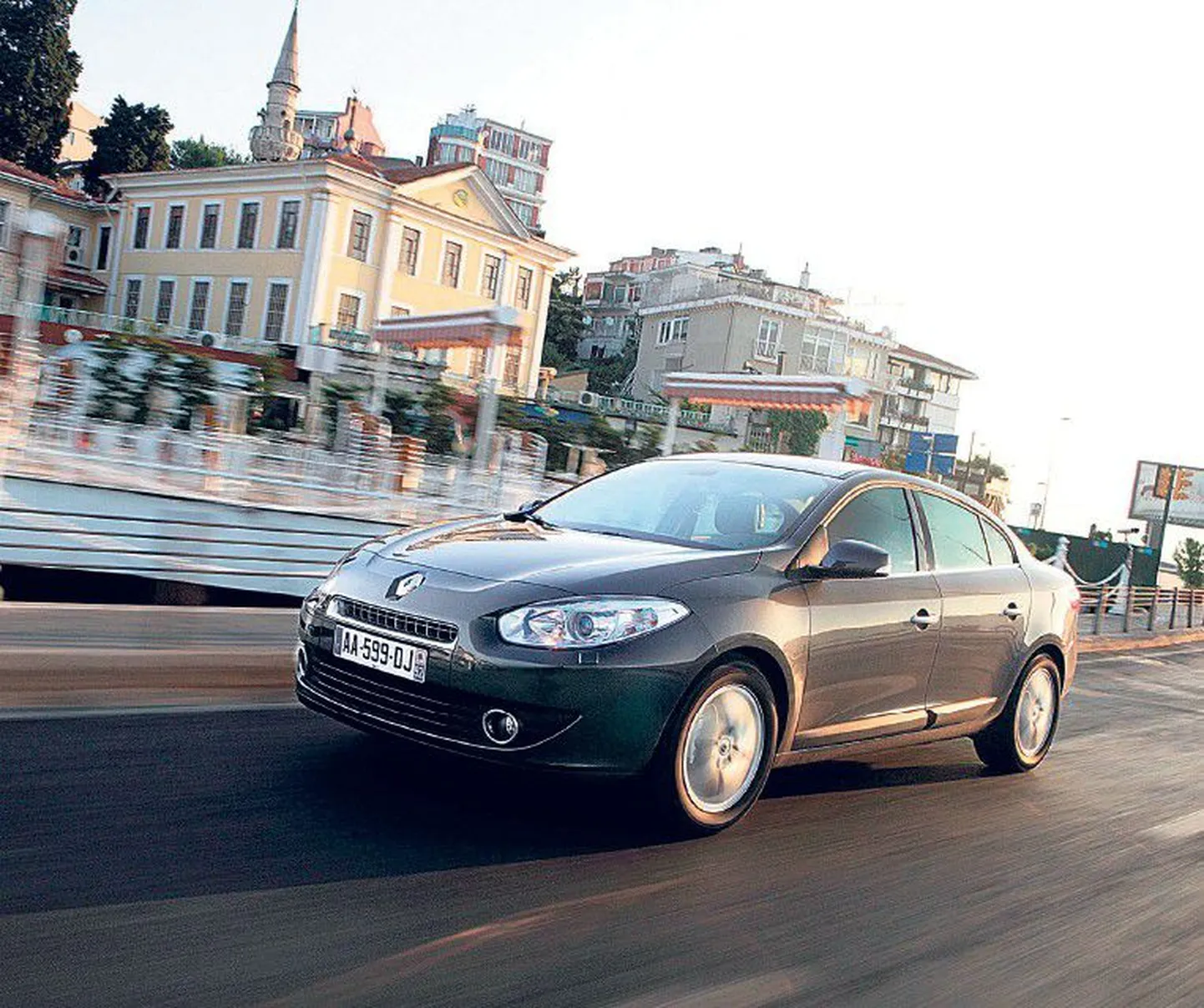 Производитель представляет Renault Fluence как нечто прекрасное и утонченное, хотя он является просто добротным семейным автомобилем.