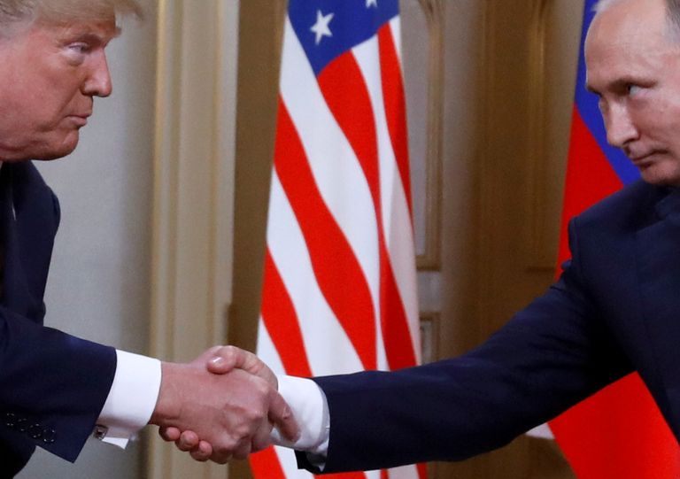 Donald Trumpi ja Vladimir Putini käepigistus kohtumisel Helsingis.