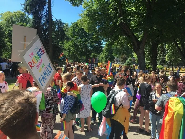 Vērmanes dārzā pulcējas "Baltijas praida" gājiena dalībnieki