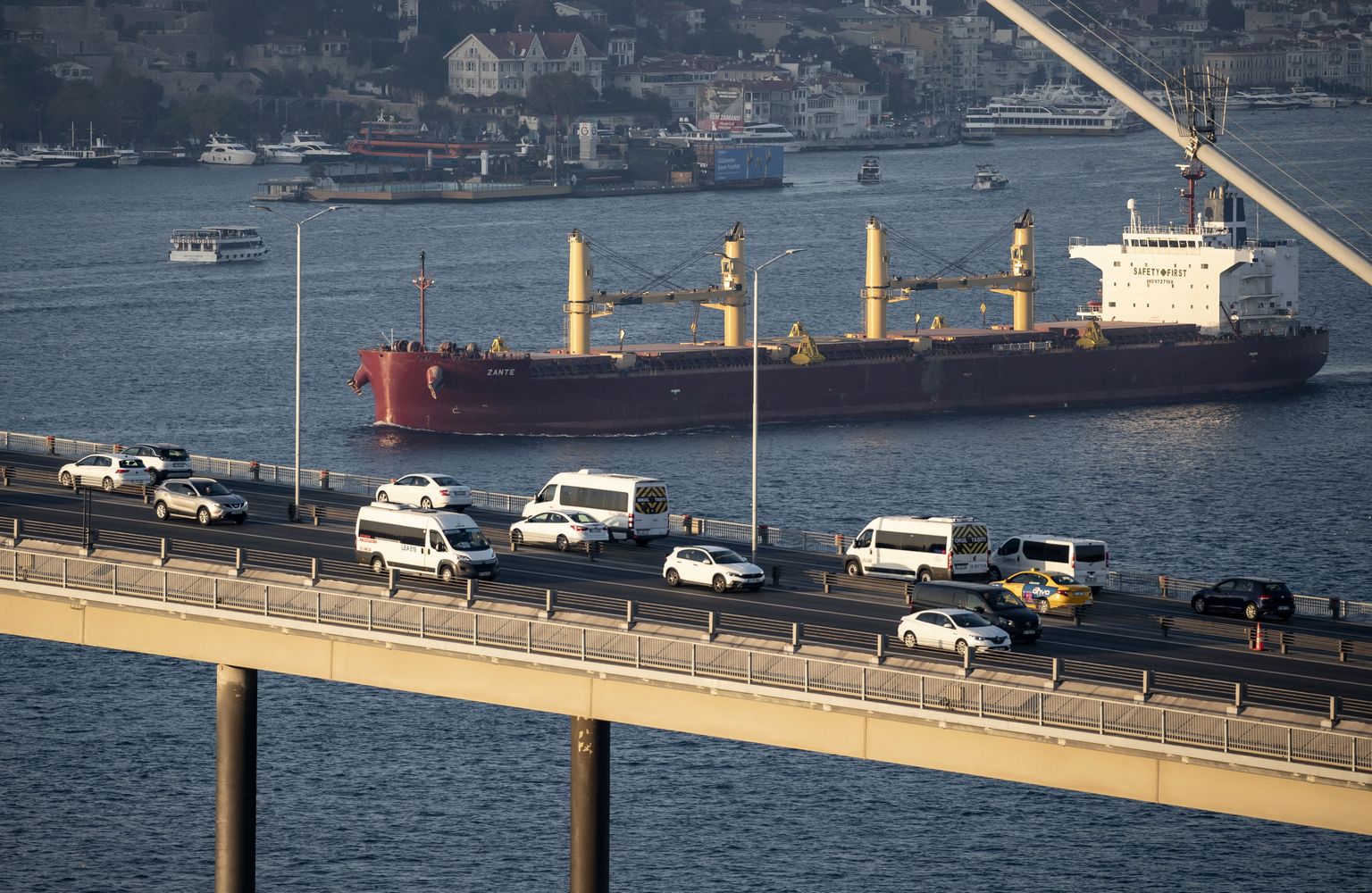 Ukraina vilja vedav laev Zante sõidab läbi Bosporuse väina. Foto on illustratiivne.