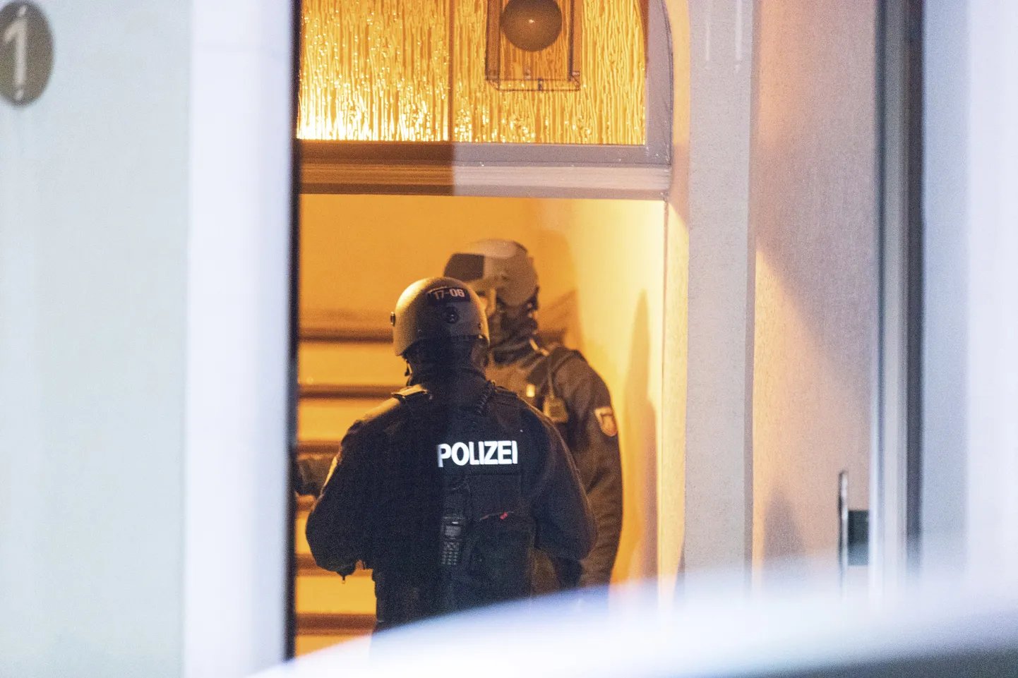 Saksa politsei puistas Essenis järjekordse natsirühmituse liikmete kodusid.