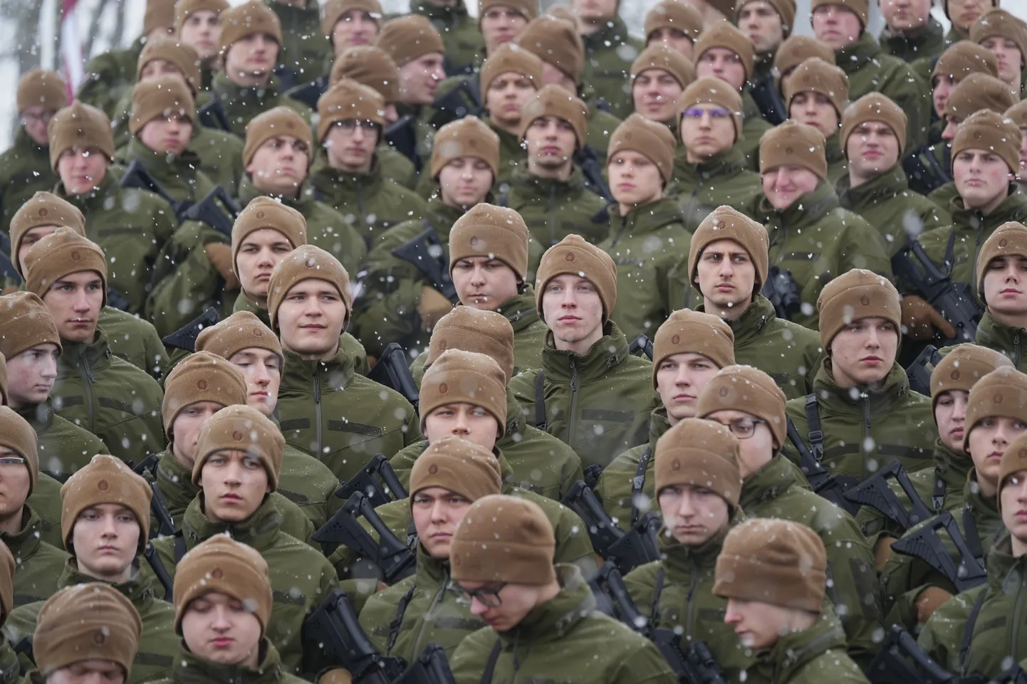 Военнослужащие на военной базе НВС в Алуксне