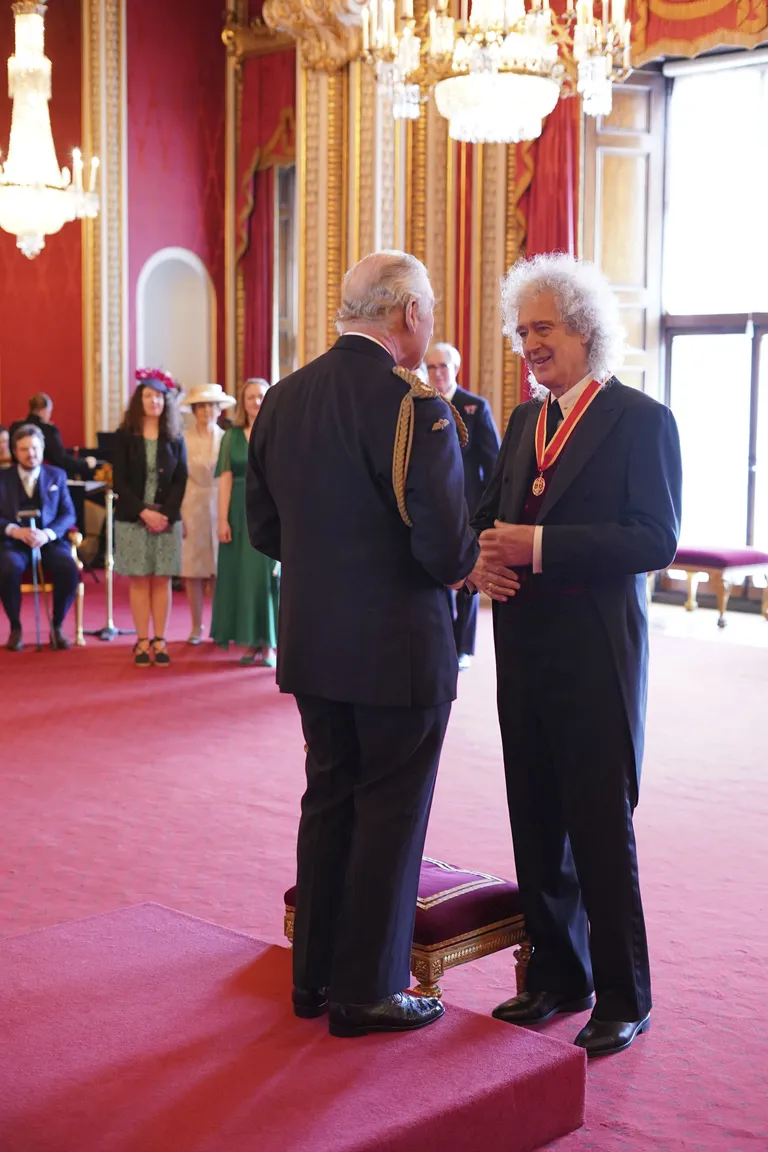Brian May ajas kuningas Charlesiga juttu.
