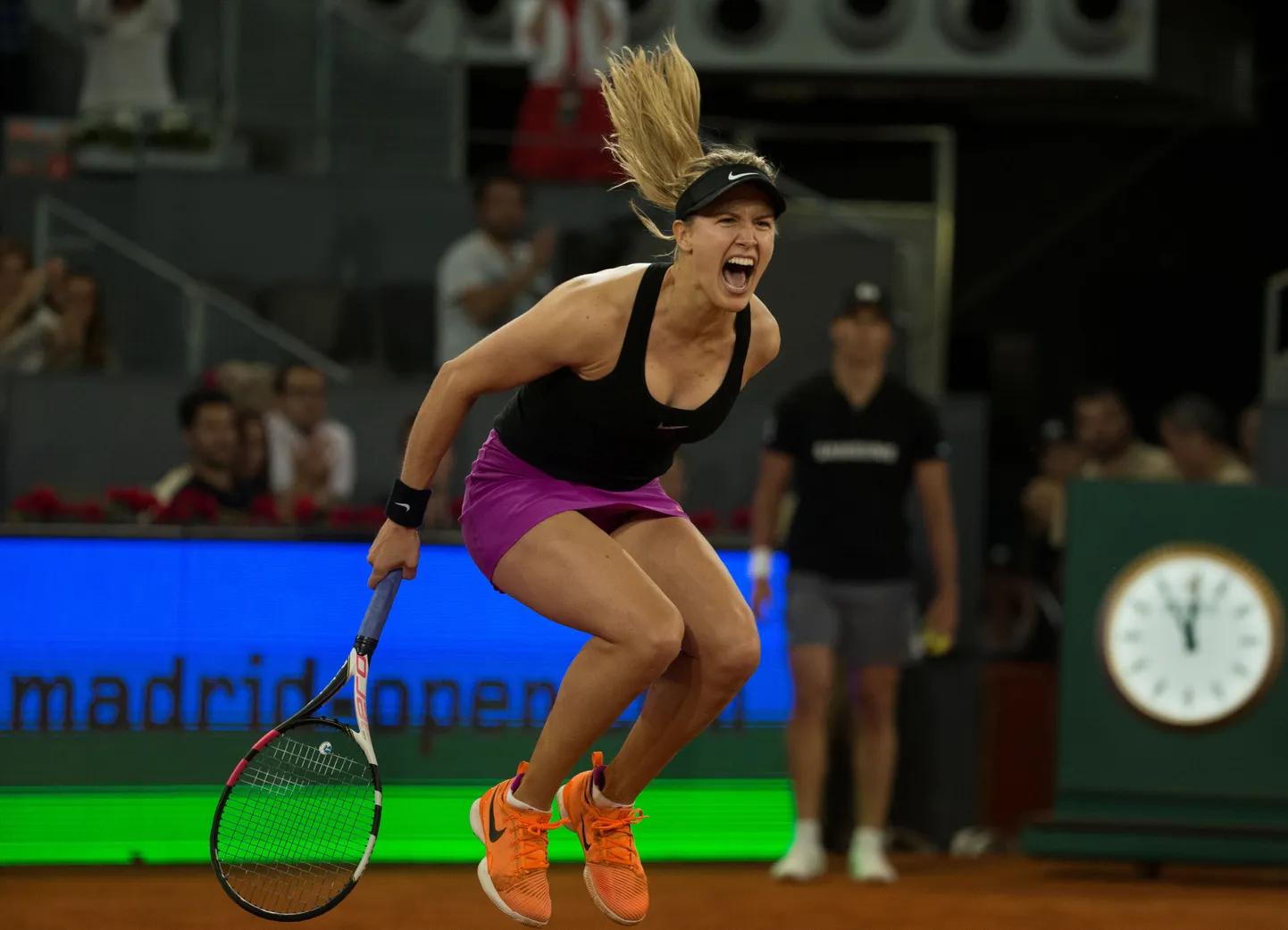 Eugenie Bouchard rõõmustamas Maria Šarapova alistamise üle.