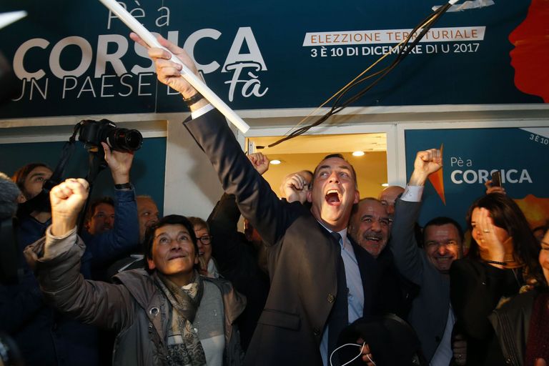 Gilles Simeoni (keskel) koos toetajaskonnaga tähistamas eilset valimisvõitu Korskia sadamalinnas Bastias.