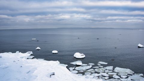 Naktī uz otrdienu daudzviet gaidāms bargs sals