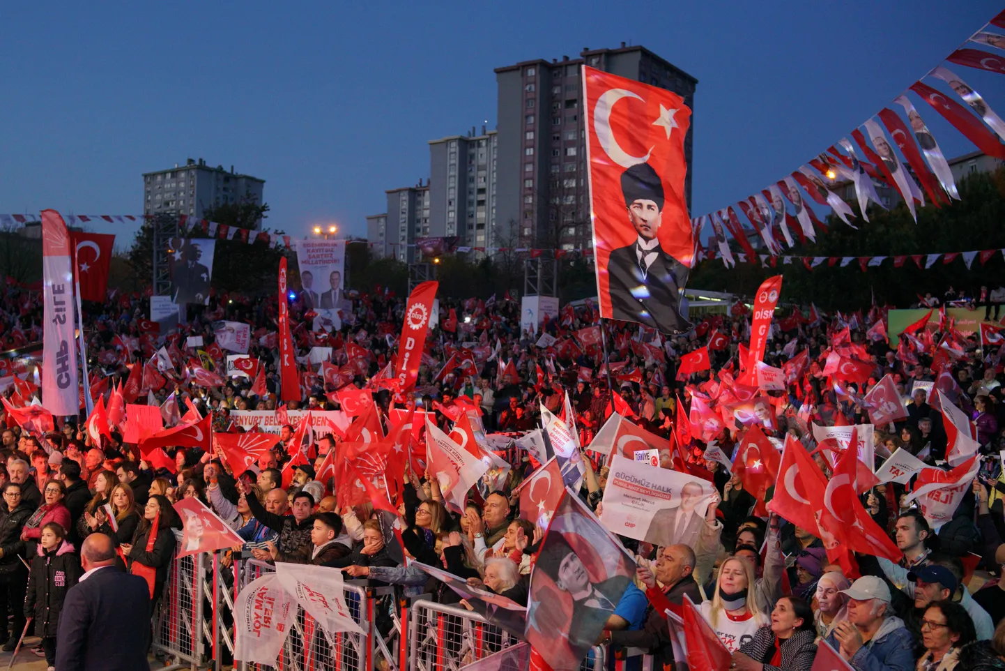 Meeleavaldus Istanbuli linnapea Ekrem İmamoğlu vahistamise vastu. 16. aprill 2025.