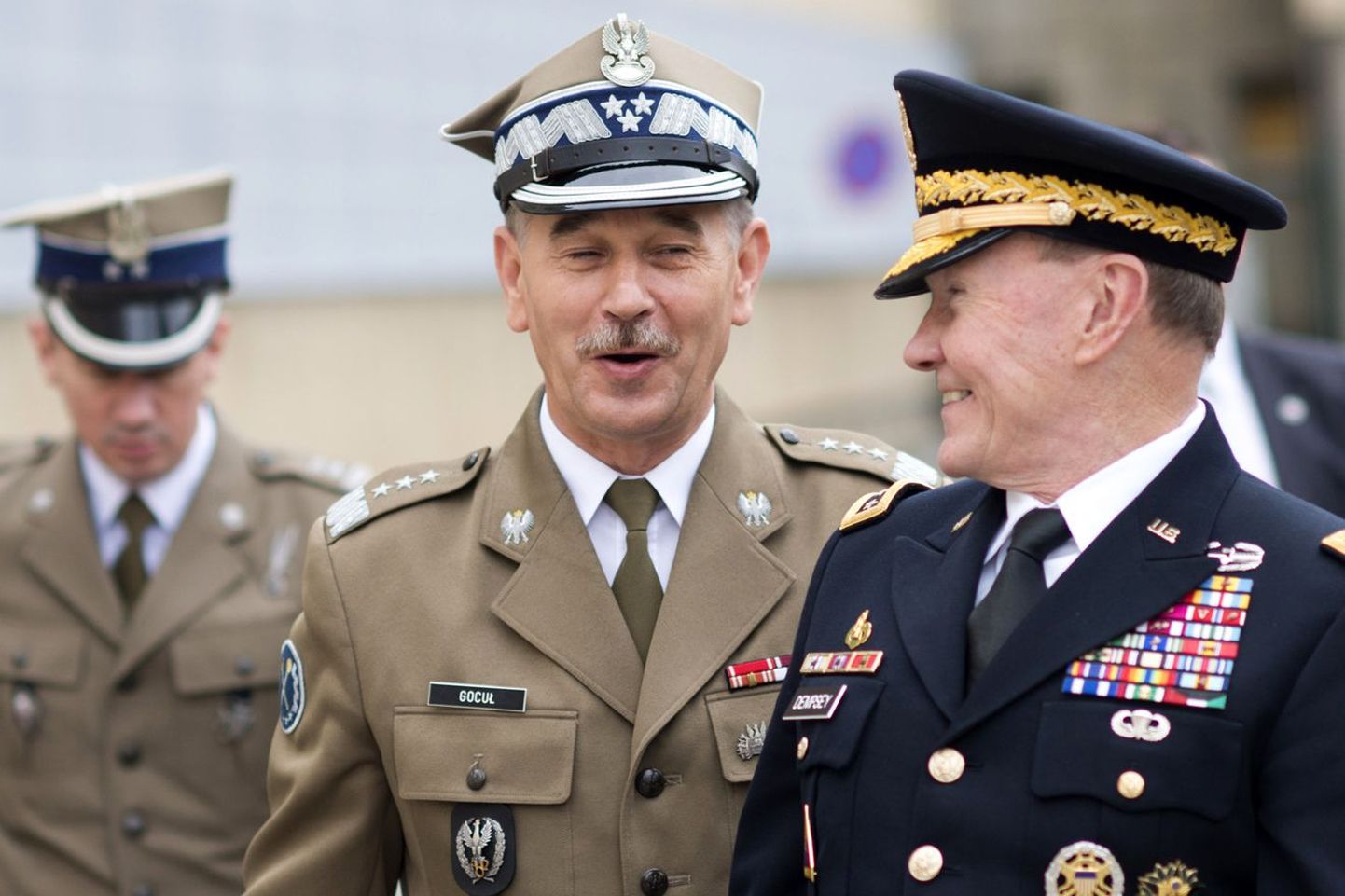 USA armeekindral Martin E. Dempsey (paremal) koos Poola kaitsejõudude ülema Mieczysław Gocułiga 2013. aastal, kui Gocuł oli kindralleitnanti auastmes.