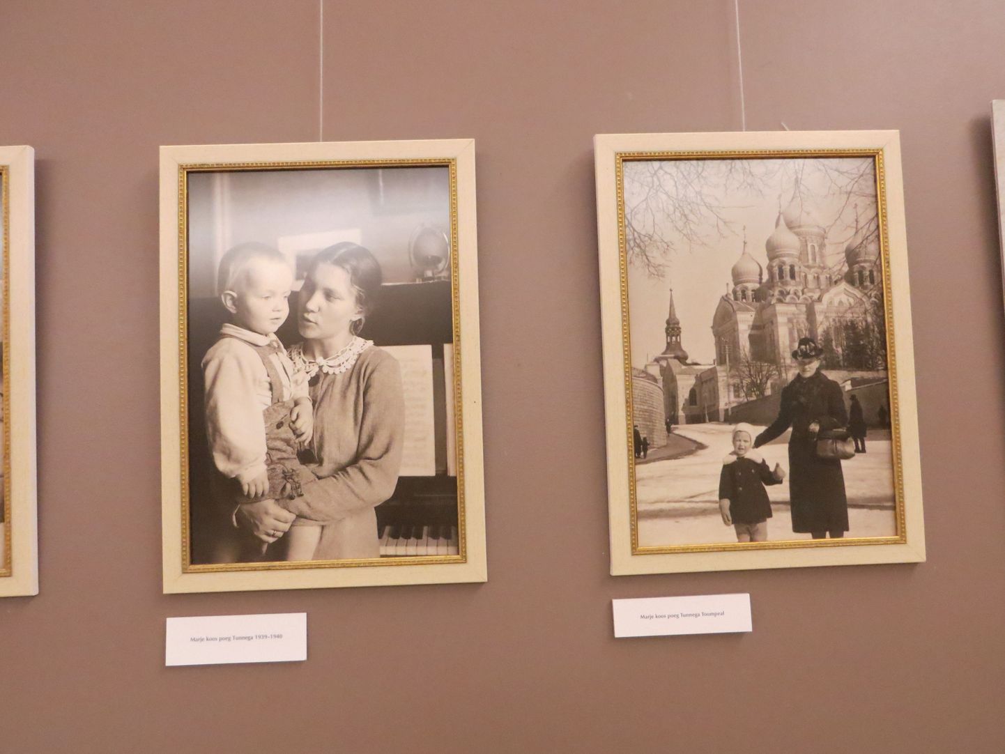 Valga kultuurikeskuses oleval Tunne Kelami elu ja tööd tutvustaval näitusel on ka fotosid, millel tulevane poliitik koos emaga. Parempoolne pilt on seejuures tehtud 1939. aastal Toompeal.