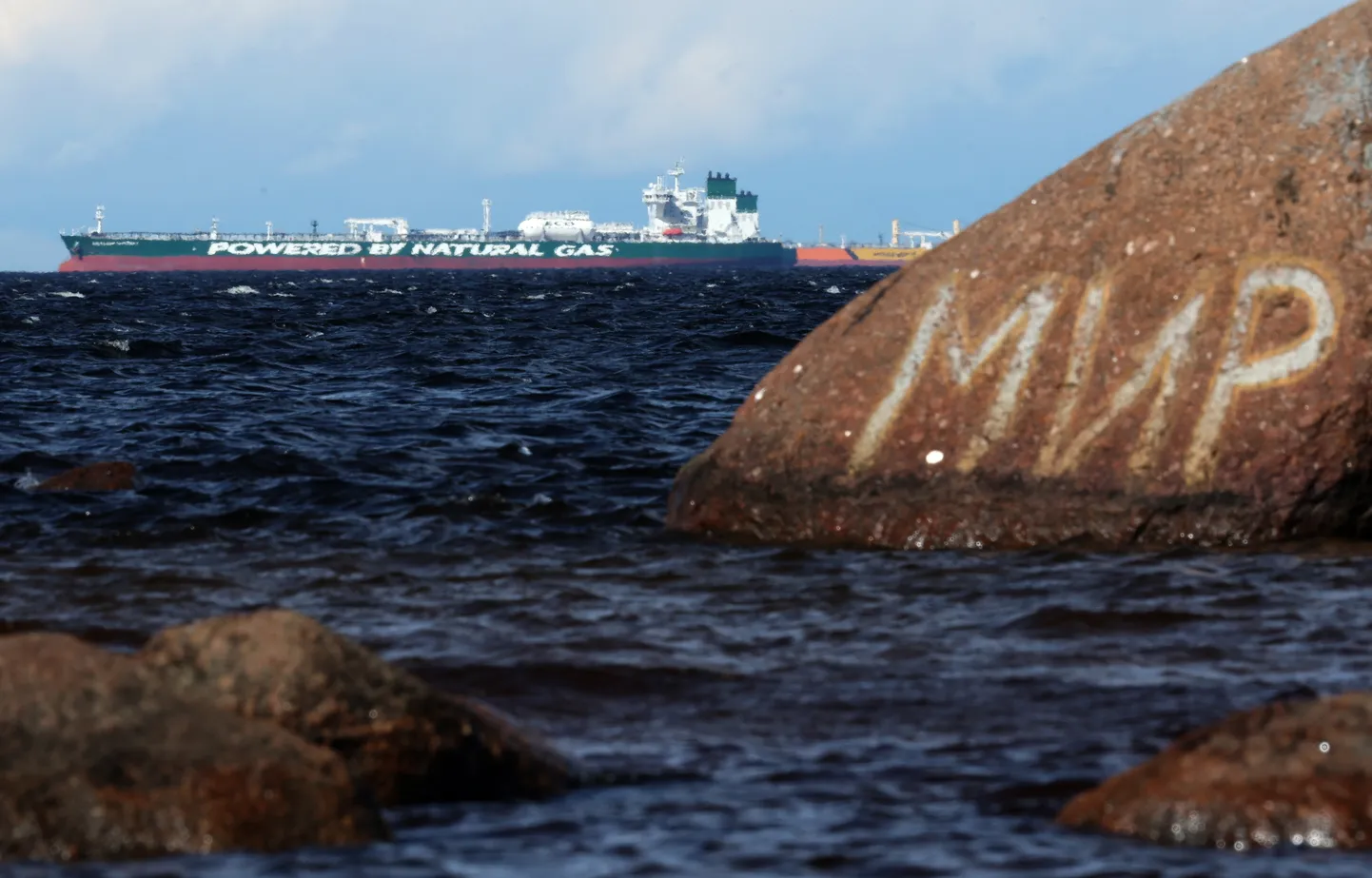 Vene Sovkomfloti naftatanker seilamas 3. mail 2025 Läänemerel Leningradi lähistel mööda kivist kirjaga «Rahu».