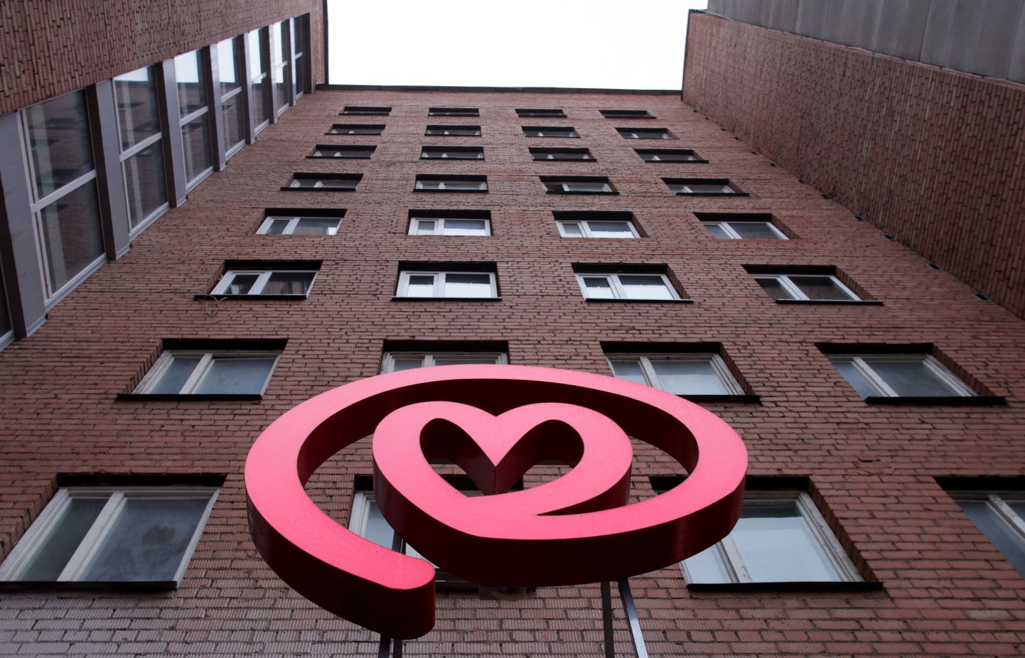 Tartu Tervishoiu Kõrgkooli hoonel Nooruse tänava paikneb kooli märk ja sümbol - suur süda.