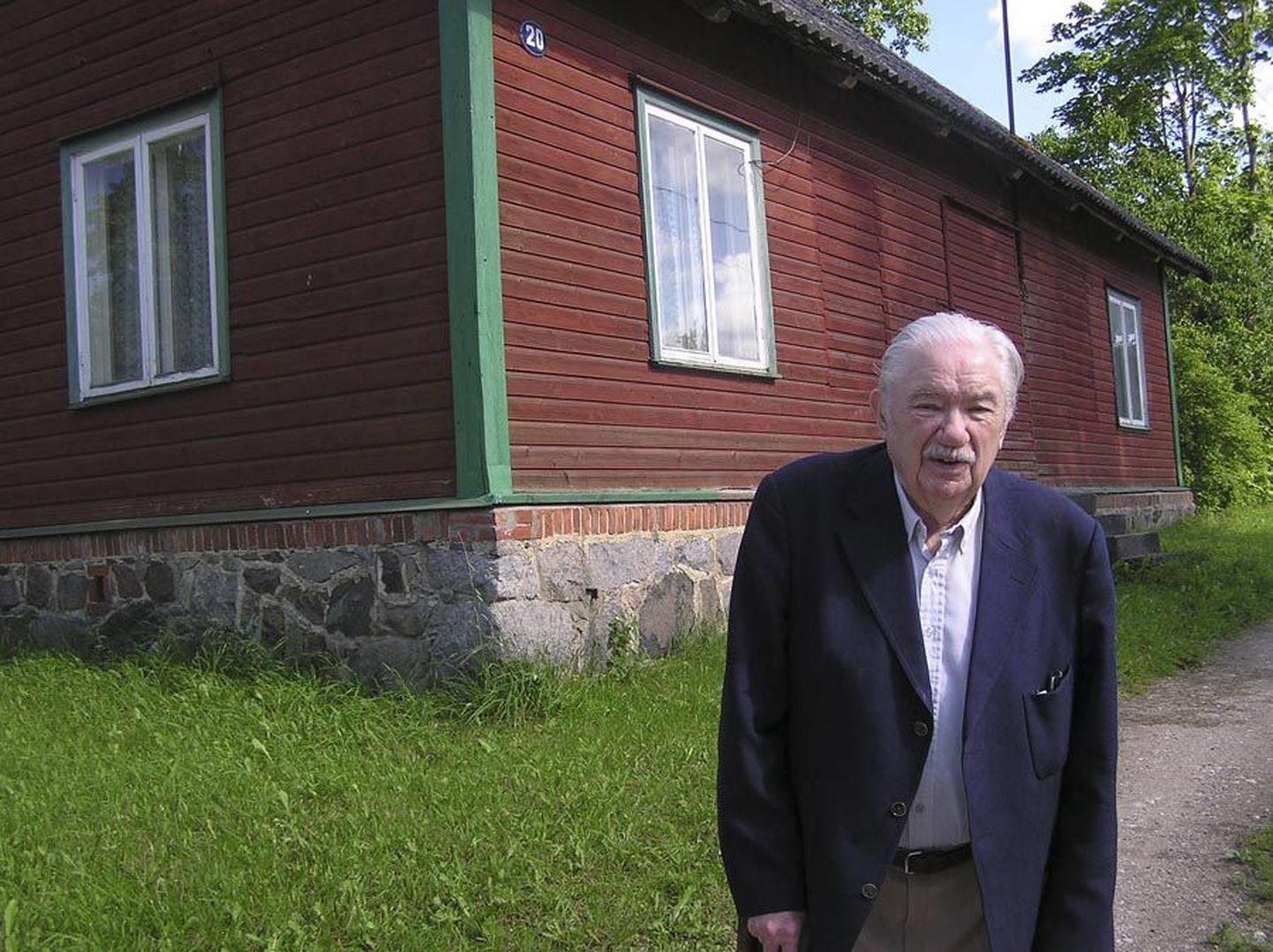 Selle kuu viimasel päeval saab Elmar Ojaste 88-aastaseks. Pildil on ta Suure-Jaanis oma kunagise kodumaja ees Köleri tänav 20.
