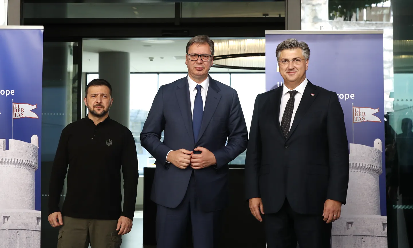 Ukraina president Volodõmõr Zelenskõi koos Serbia presidendi Aleksandar Vučići ja Horvaatia peaministri Andrej Plenkovićiga Ukraina – Kagu-Euroopa tippkohtumisel Dubrovnikus 9. oktoobril 2024. aastal.