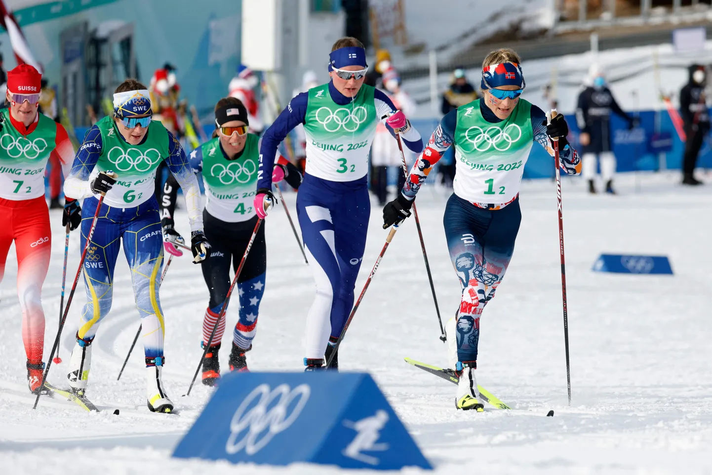 Therese Johaug ees, Johanna Matintalo kohe tema järel.