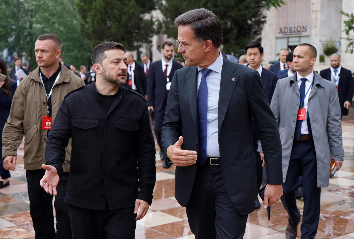 Ukrainas prezidents Volodimirs Zelenskis un NATO ģenerālsekretārs Marks Rite