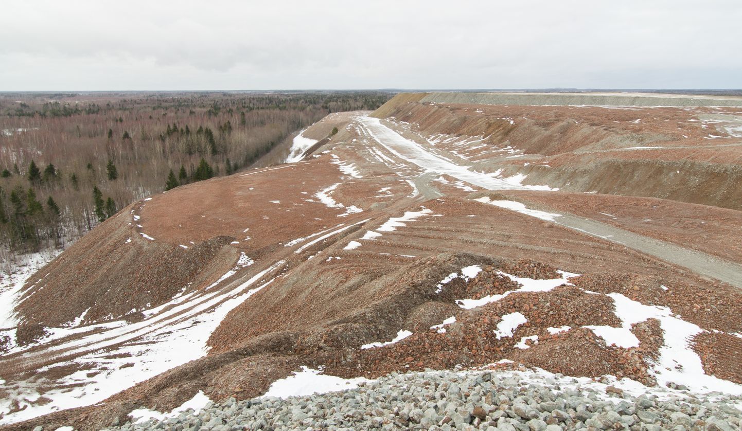 Таких больших терриконов, что образовались за десятилетия при шахте "Estonia", около шахты "Uus-Kiviõli" не предвидится, поскольку 40 процентов пустой породы должно пойти на переработку.