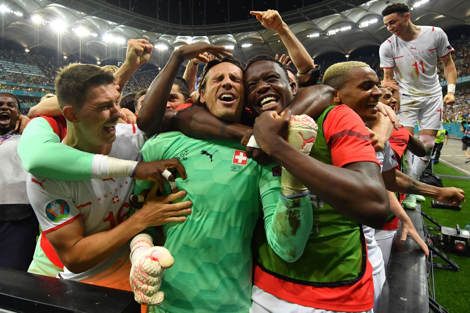 Šveitsi mängijad koos kangelase Yann Sommeriga (keskel) suurt triumfi tähistamas.