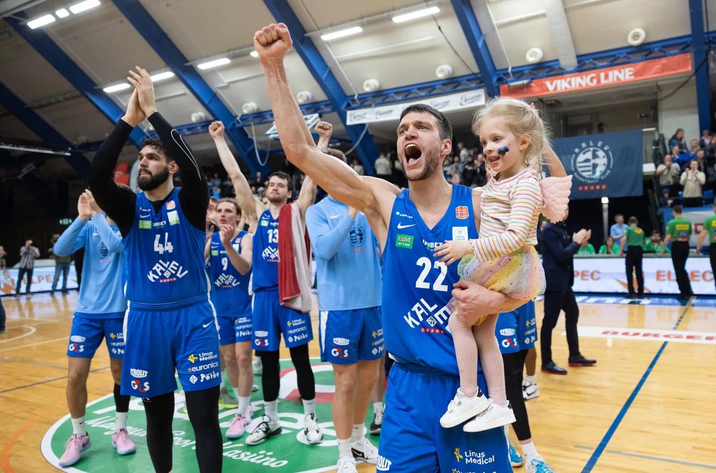 BC Kalev/Cramo mängijad tänavad võidu järel fänne. Esiplaanil on Martin Dorbek (nr 22) ja Manny Suarez (nr 44).
