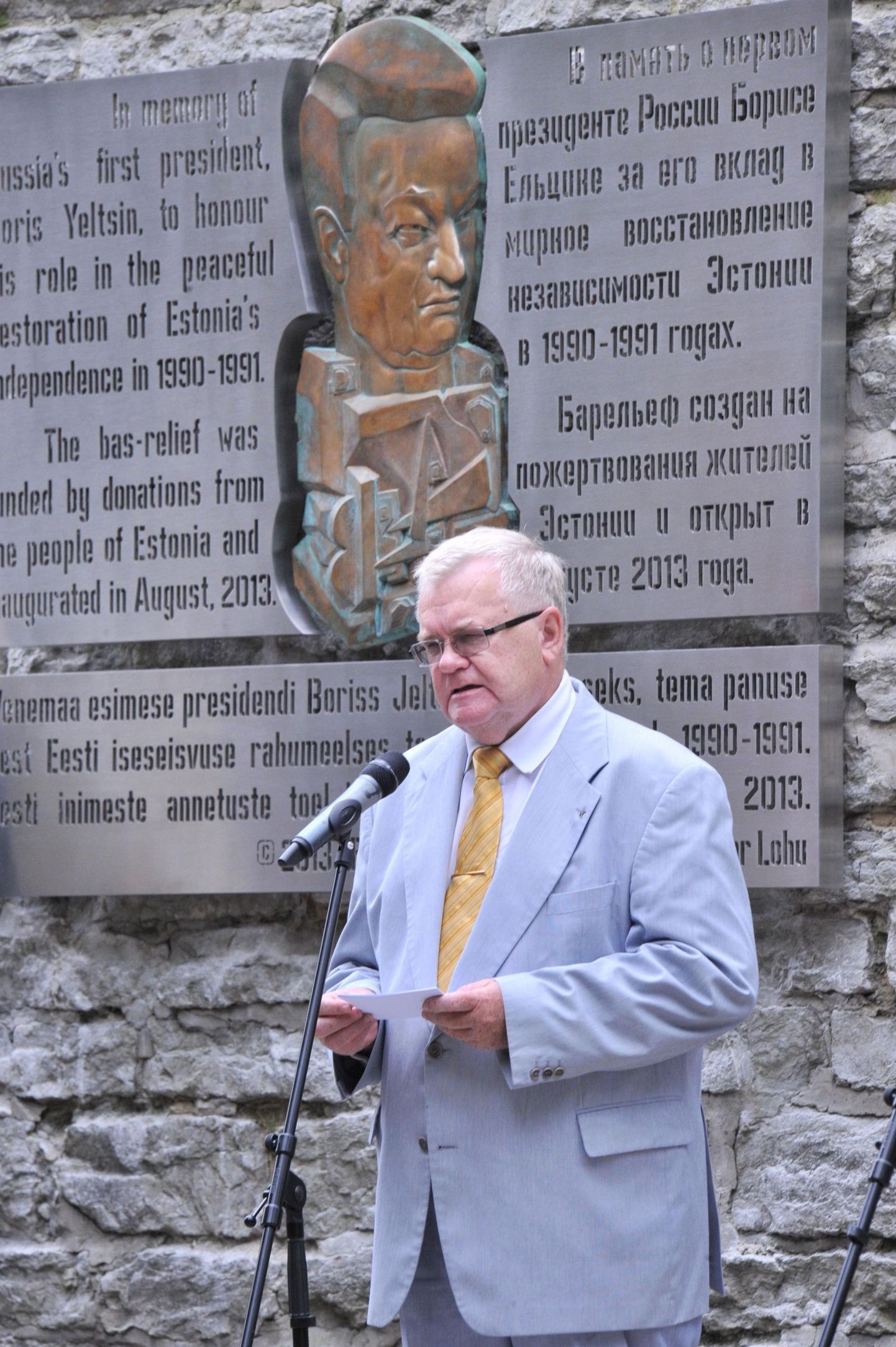 Edgar Savisaar 2013. aasta augustis Boriss Jeltsini bareljeefi avamisel Tallinnas Nunne tänaval. 
