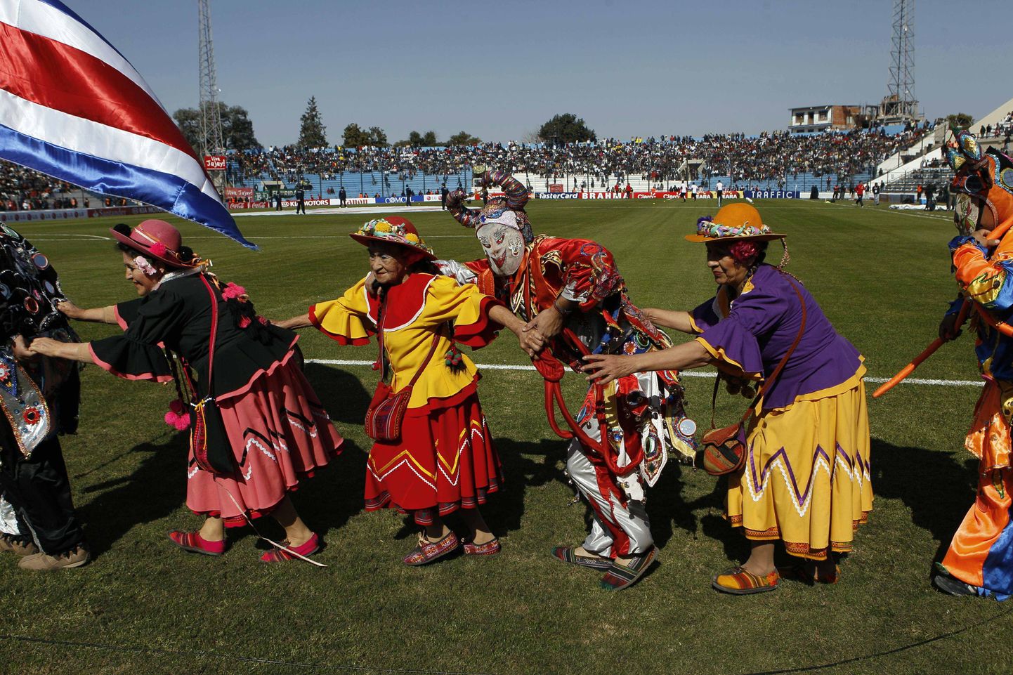 Argentina folktantsijad jalgpallimängu eel. Foto on illutreeriv
