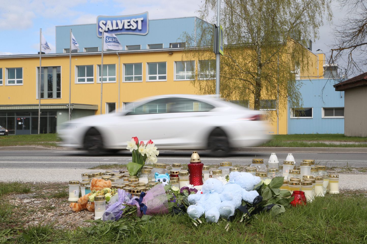 В память о малыше, погибшем в результате столкновения, 6 мая на место аварии принесли свечи.