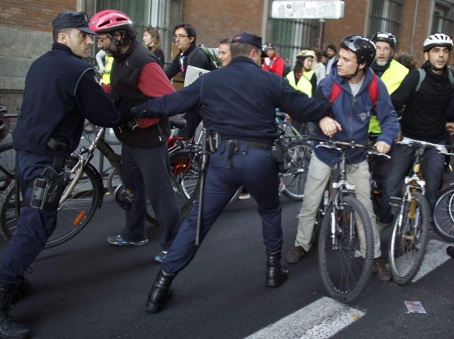 Politsei püüdis täna hommikul Madridis protestijaid takistada.