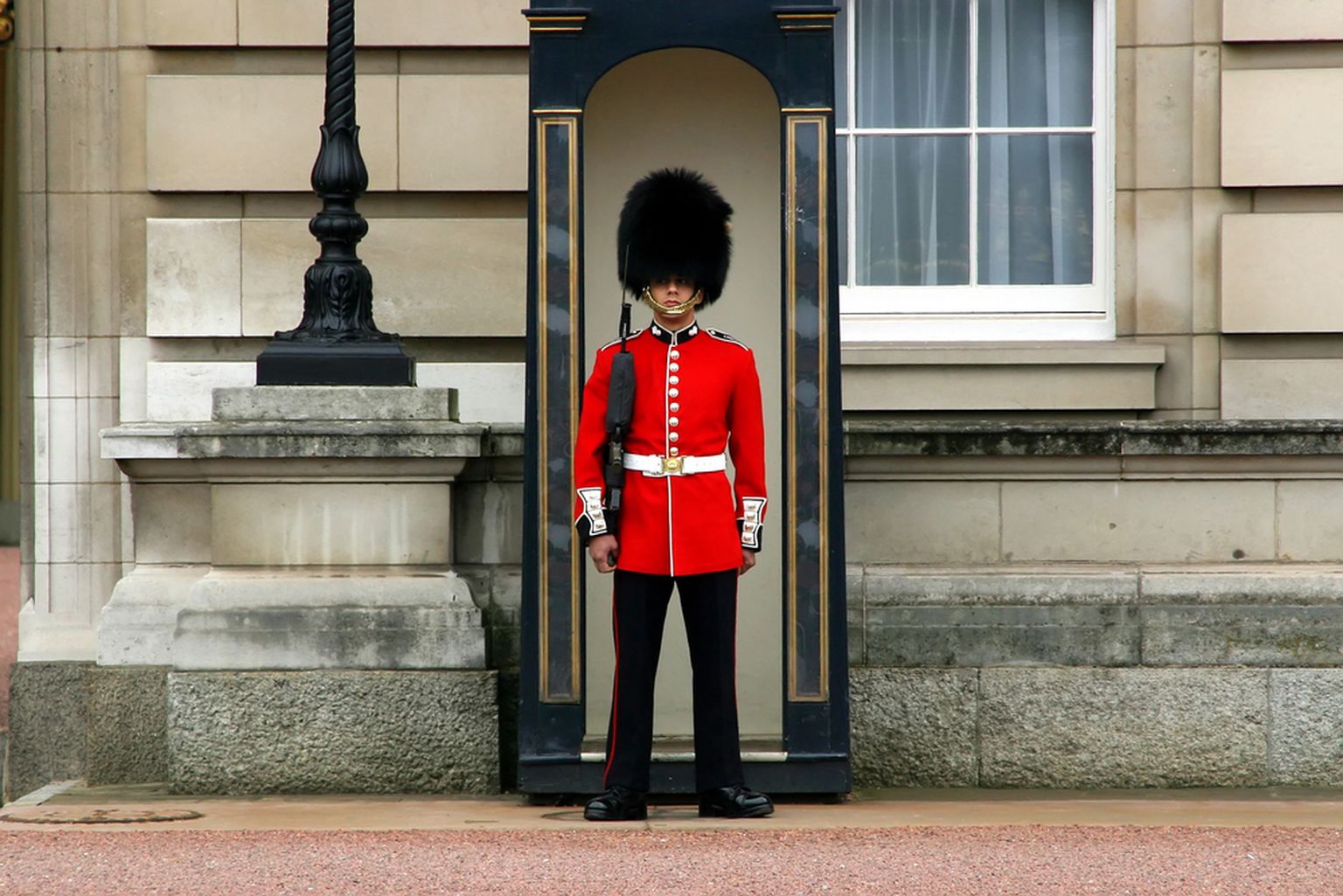Kuninglik kaardiväelane Buckinghami palee ees