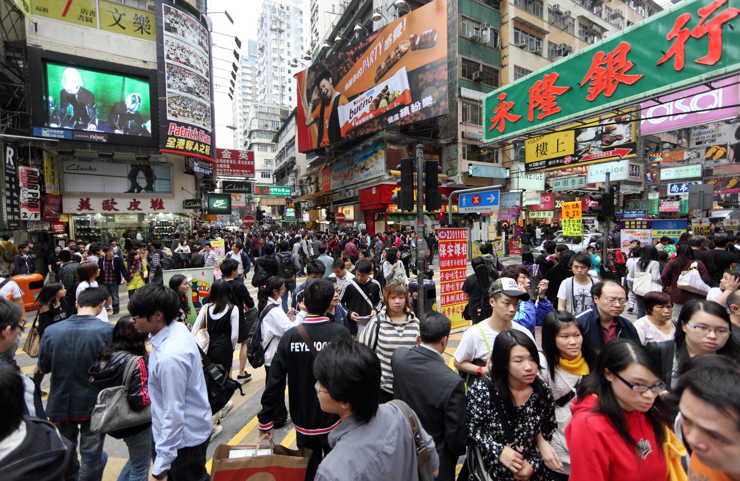 Rahvamass Hong Kongi tänaval.