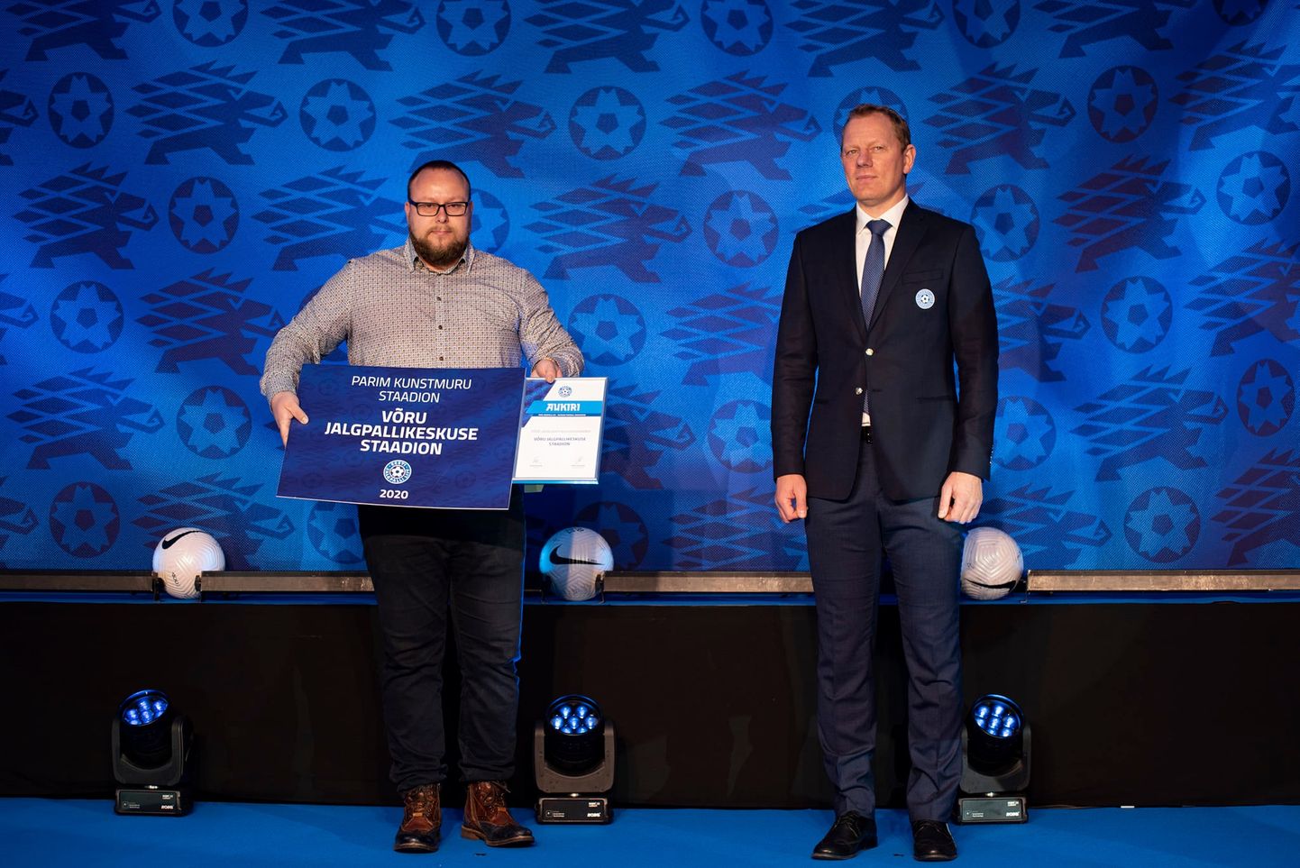 Auhinda käis Jalgpalligalal vastu võtmas FC Heliose klubi tegevjuht Jaanus Vislapuu.