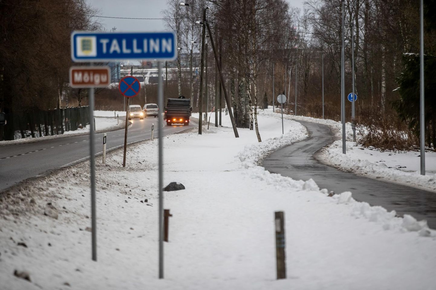 Tallinna territooriumile jääv kergliiklustee on puhas ja lumevaba, Rae vallas on teel sõltuvalt välistemperatuurist kas löga või libedus.