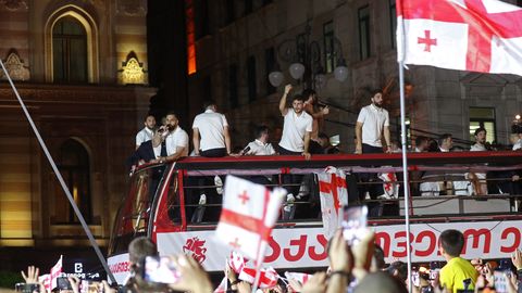 VIDEO ⟩ Südameid võitnud Gruusia jalgpallikoondist tervitati kodumaal kui Euroopa meistreid