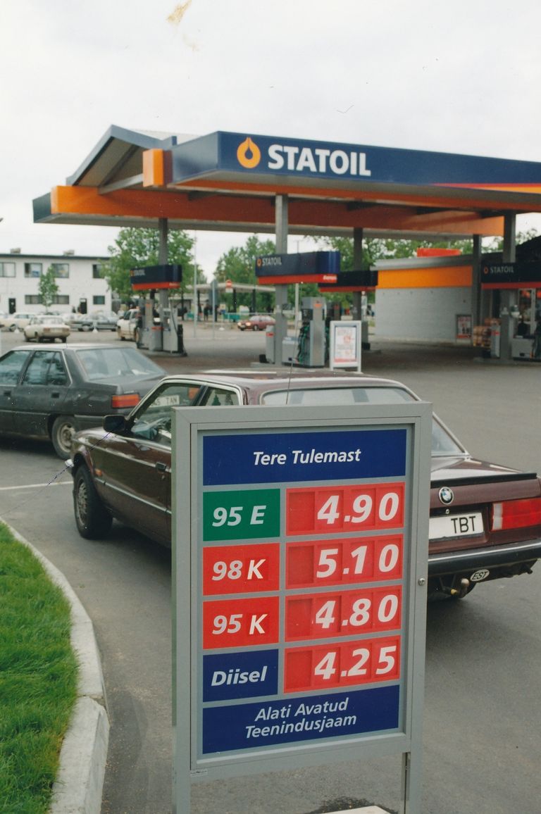 Kütusehinnad 1998. aastal Statioli tanklas. Foto: Meelis Lokk/Postimees
